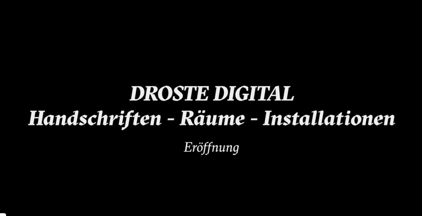 Filmstill des Films zur Eröffnung von Droste Digital« auf Burg Hülshoff. Schwarzer Hintergrund mit weißer Schrift. Darauf geschrieben der Titel der Ausstellung.