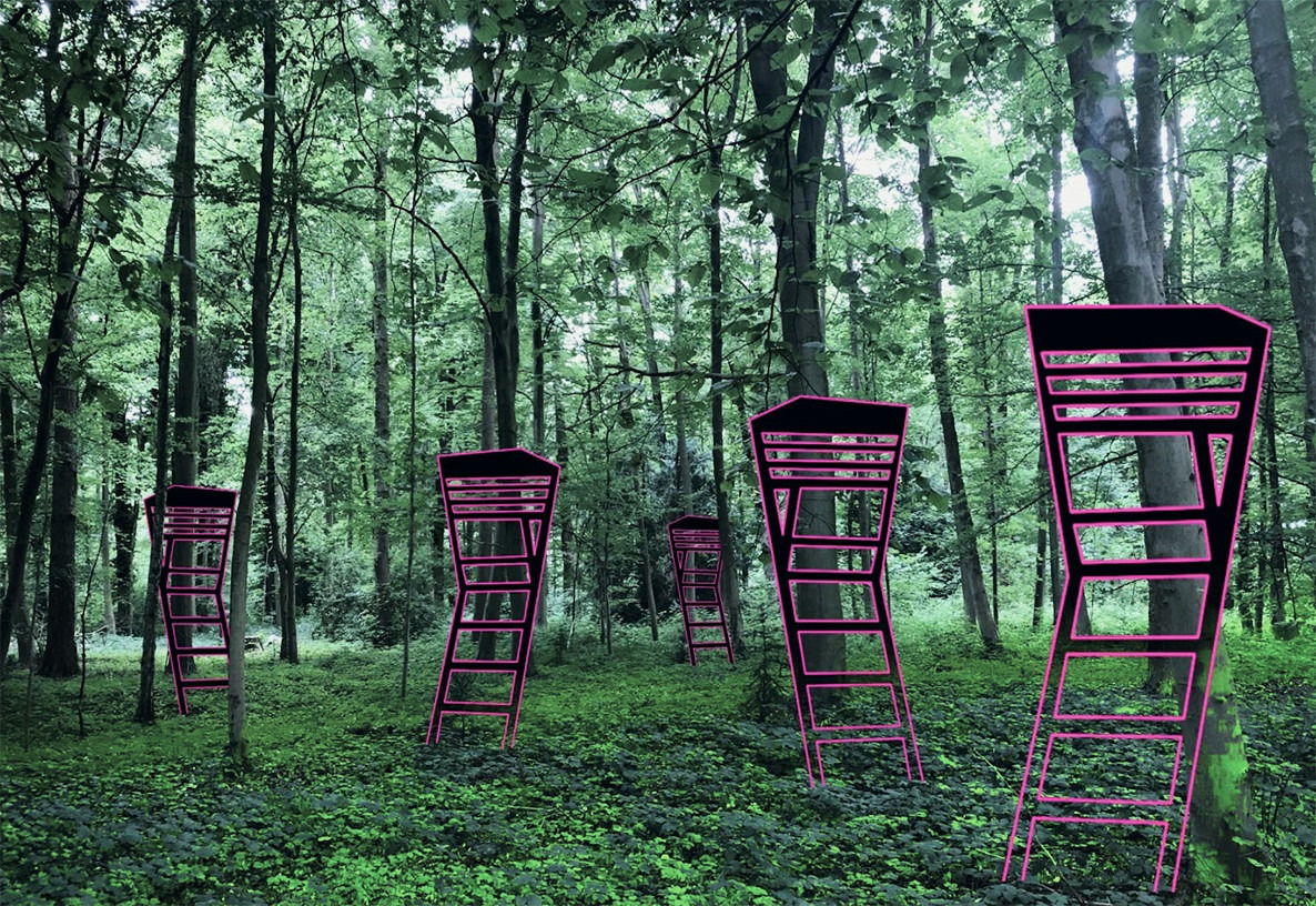 Foto aufgenommen im Wald. Der Boden ist von grünen Pflanzen überzogen. In das Foto wurden vier Hochsitze eingezeichnet. Die Zeichnung ist schwarz-pink.