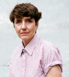 Annette Weisser vor einer weißen Wand