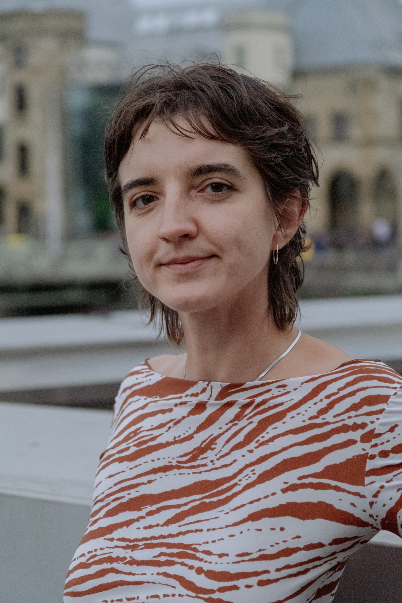 Irma Mečević steht vor einer Brücke.