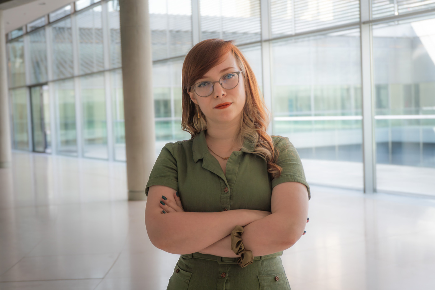 Portraitbild von Kathrin Gebel. Sie blickt in Die Kamera mit verschr&auml;nkten armen.