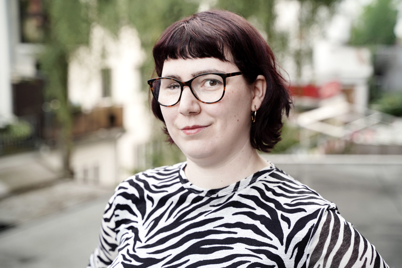 Laura S. Hennig vor einer Straße.
