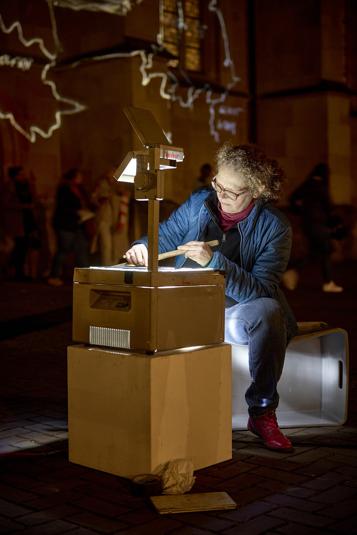 Foto, das die K&uuml;nstlerin Nikola Dicke w&auml;hrend einer Performance zeigt.