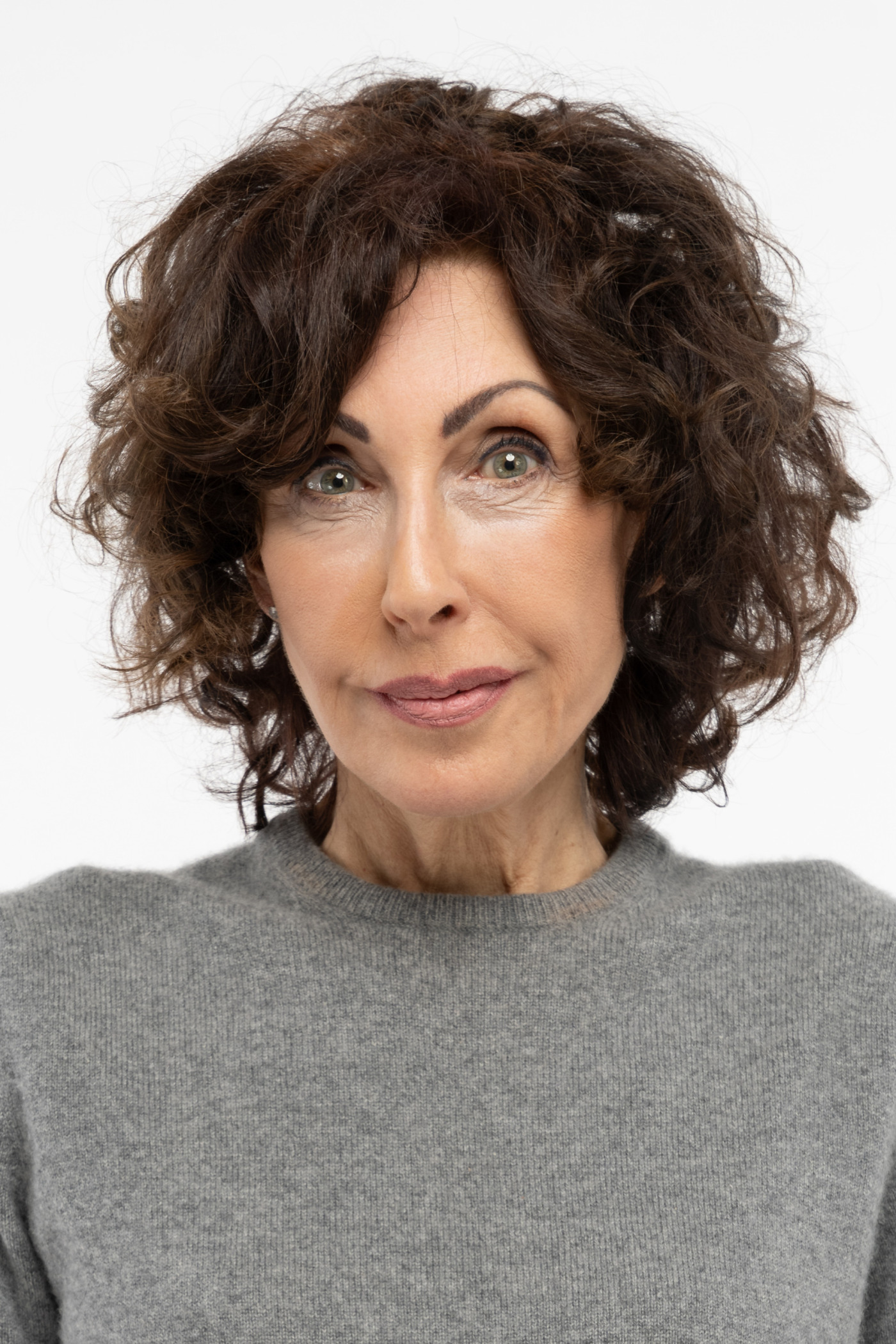 Das Bild zeigt Regine Andratschke vor einem weißen Hintergrund.