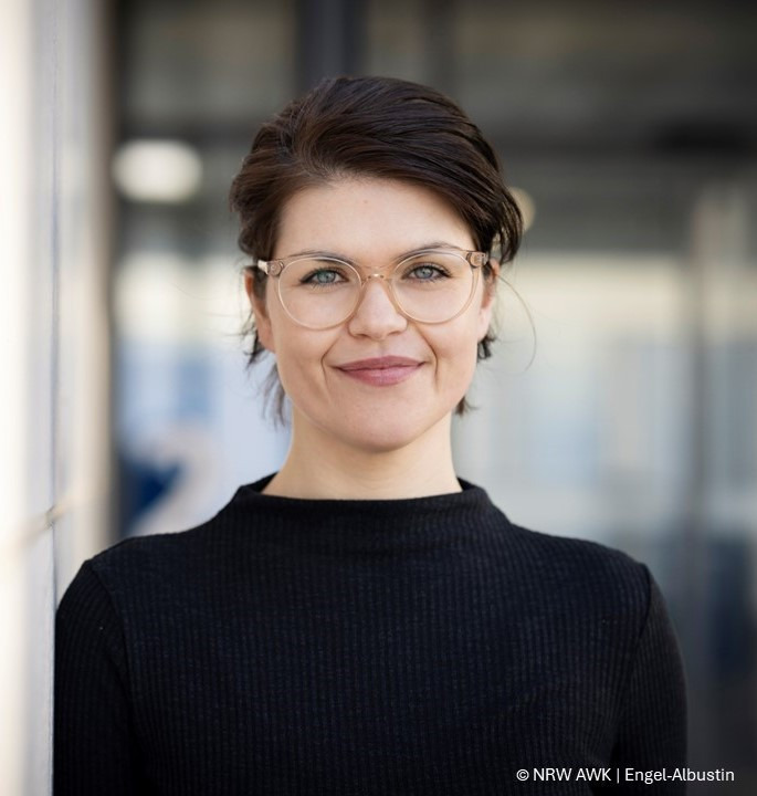 Vanessa Höving vor einem verschwommenen Hintergrund