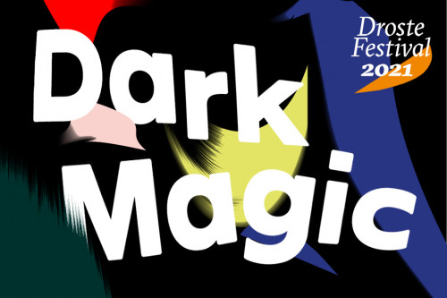 Die Worte Dark Magic stehen auf schwarzem Grund mit Farbigen Formen und Pinselstrichen.