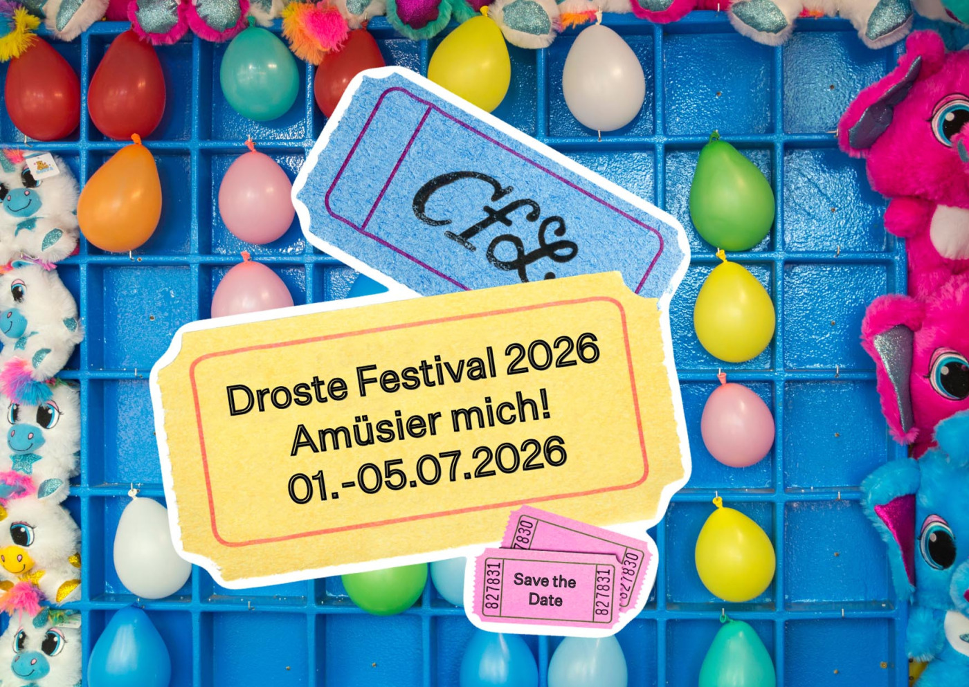 Save-the-Date-Motiv zum Droste Festival 2026 mit dem Titel &bdquo;Am&uuml;sier mich!&ldquo;. Im Vordergrund liegen Tickets im Stil von Kirmes-Fahrscheinen. Im Hintergrund ist ein Ballonwurfstand mit bunten Luftballons und Pl&uuml;schtieren zu sehen. Die Szene wirkt farbenfroh und erinnert an einen Jahrmarkt.