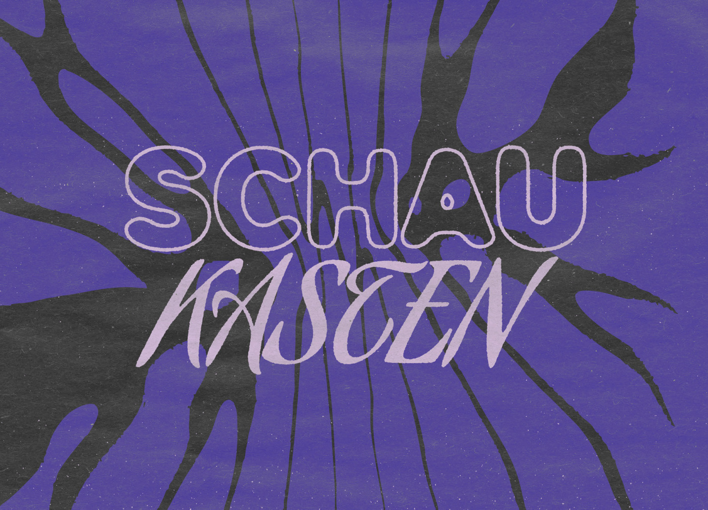 Abstrakte violett-schwarze Grafik zur Veranstaltung „Schaukasten“. Der Veranstaltungstitel „Schau-Kasten“ ist mittig in zwei unterschiedlichen Schriftarten und in Pastellrosa platziert.