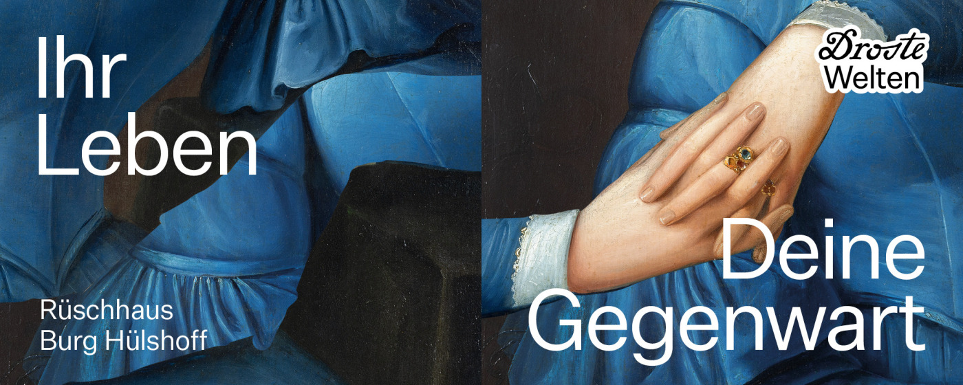 Banner mit einem Ausschnitt eines Gem&auml;ldes: Eine Person in einem blauen Kleid legt die H&auml;nde &uuml;bereinander. Dar&uuml;ber steht in gro&szlig;er wei&szlig;er Schrift &bdquo;Ihr Leben&ldquo; und &bdquo;Deine Gegenwart&ldquo;, erg&auml;nzt durch &bdquo;R&uuml;schhaus&ldquo; und &bdquo;Burg H&uuml;lshoff&ldquo; sowie das Logo &bdquo;Droste Welten&ldquo;.