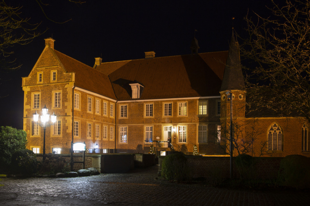 Burg H&uuml;lshoff bei Nacht.