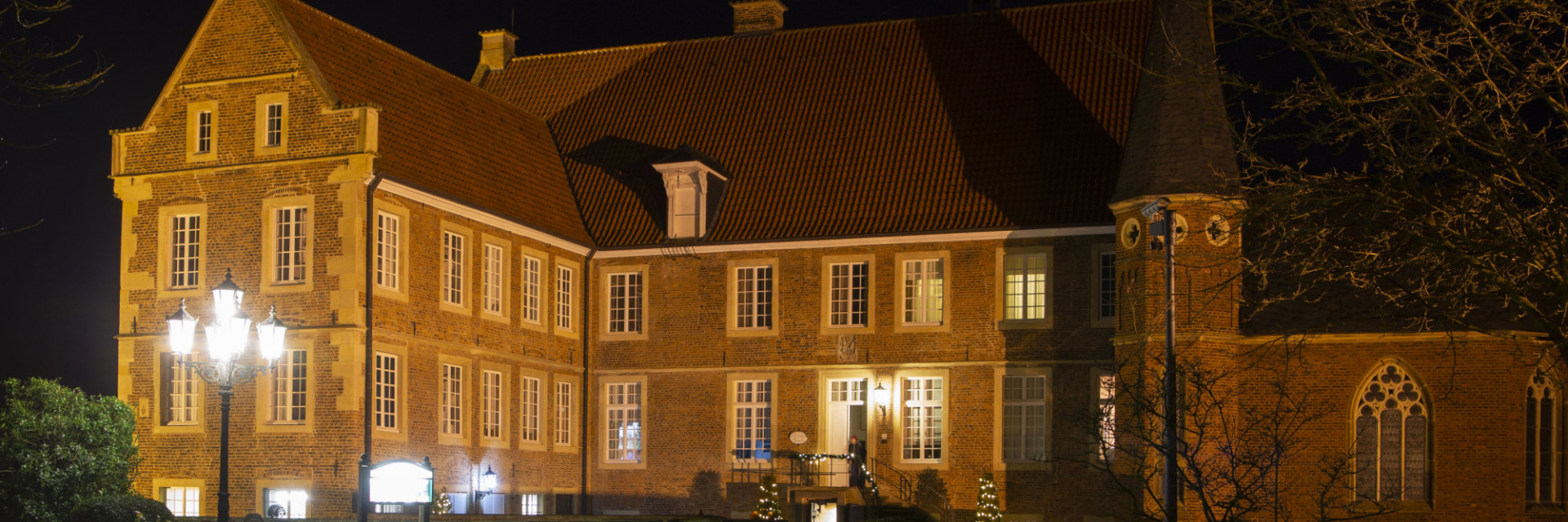 Burg H&uuml;lshoff bei Nacht.