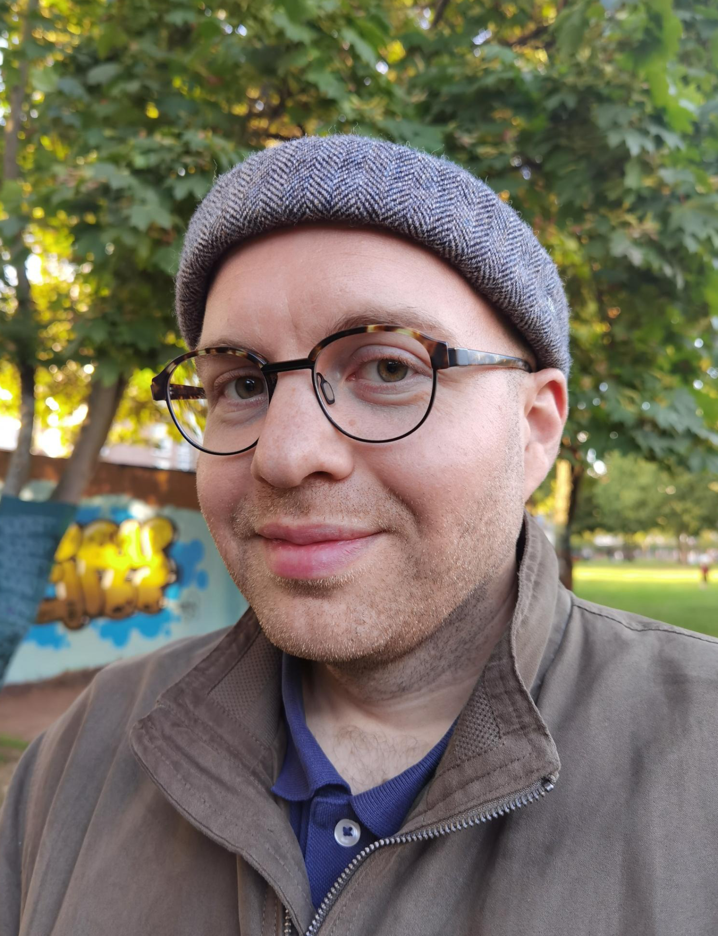 Aiden Vetter l&auml;chelt in die Kamera.