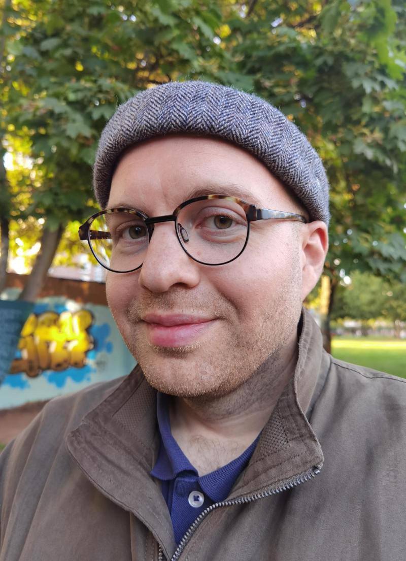 Aiden Vetter lächelt in die Kamera.