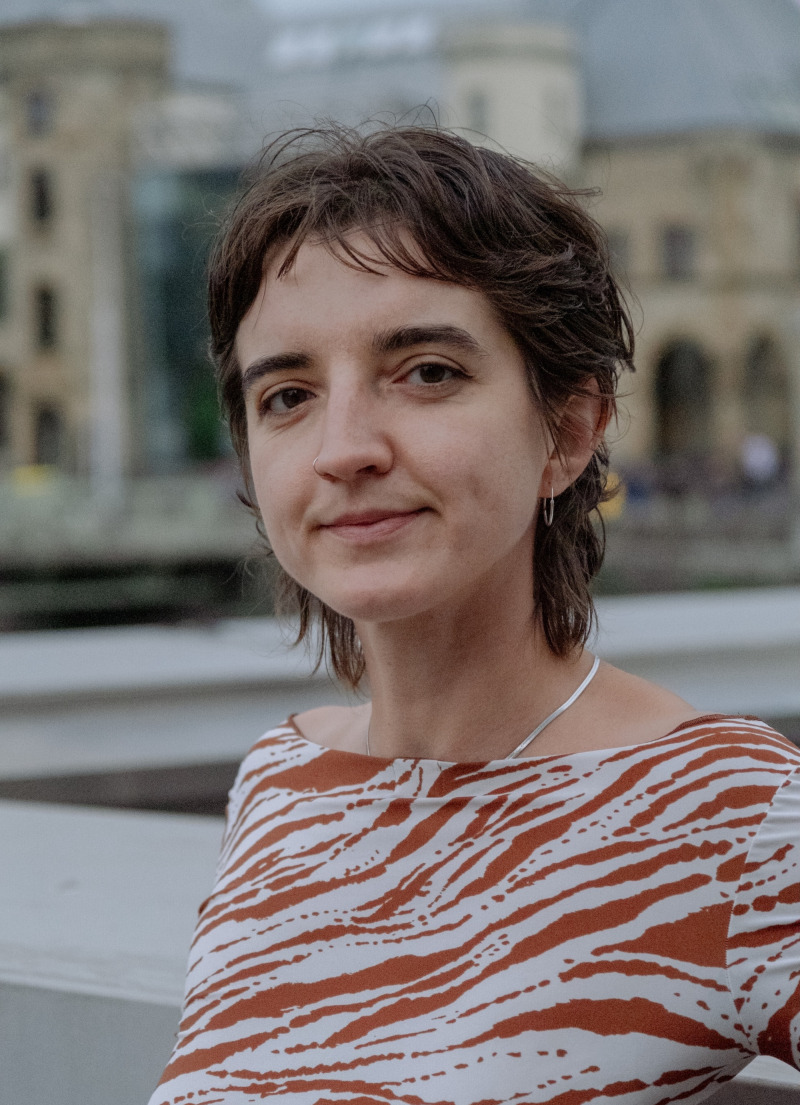 Irma Mečević vor einer Brücke.