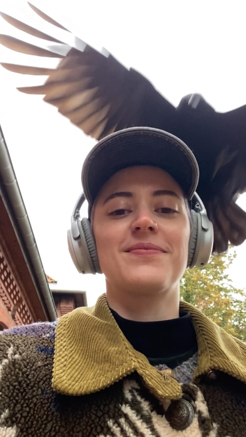 Selena Knoop, über deren Kopf fliegt ein Greifvogel.